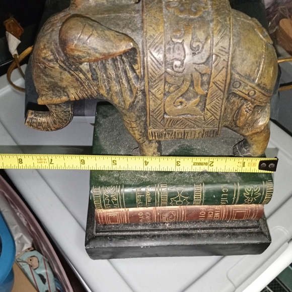 Elephant on stacked books lamp - Picture 1 of 7
